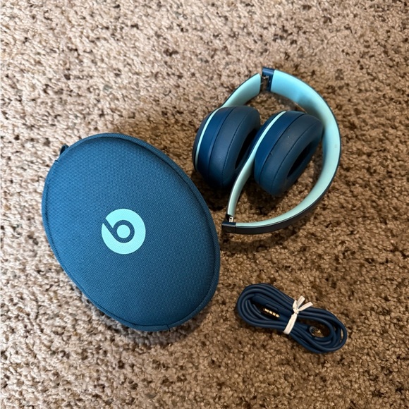Beats by Dre Over-Ear Headphones - Blue - Picture 3 of 4
